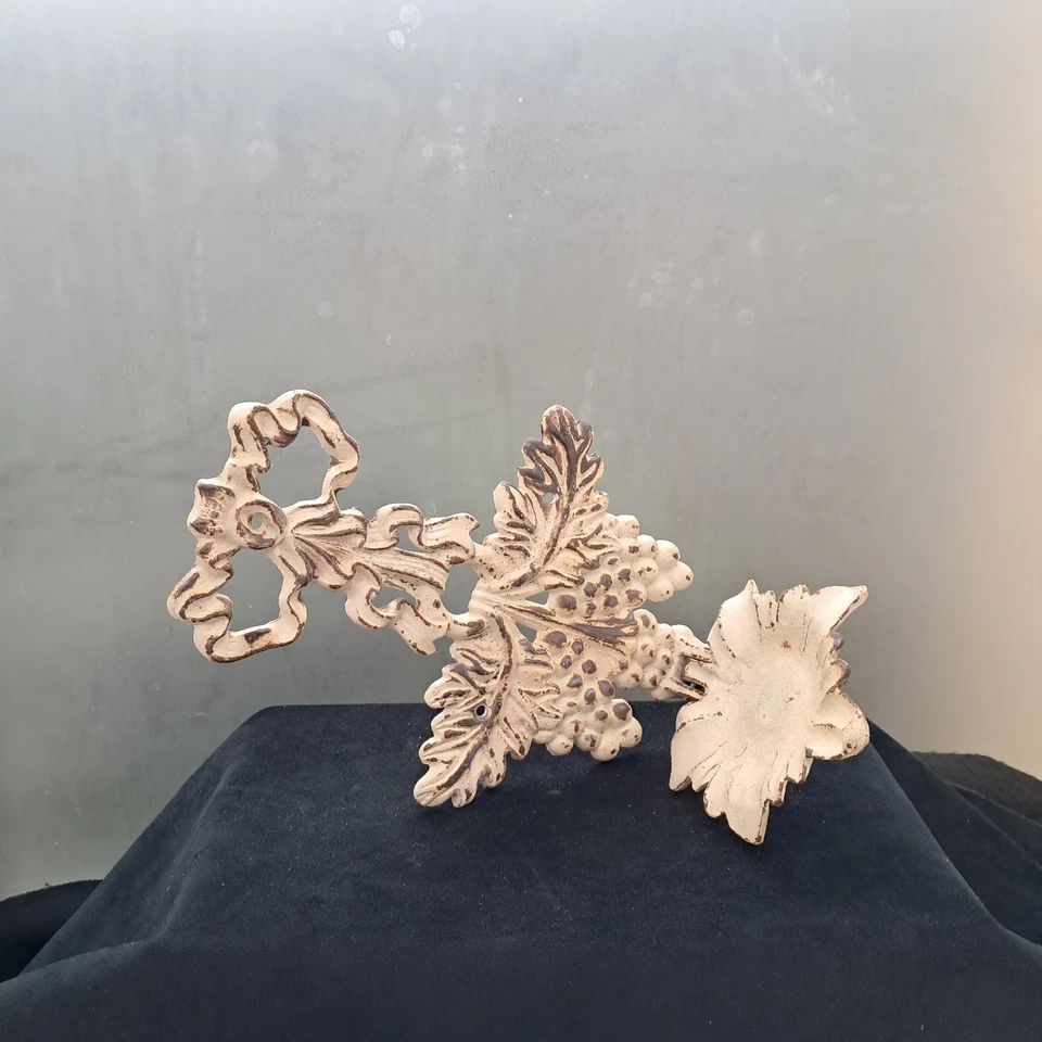 Batente de porta de ferro fundido recuperado vintage, uvas e folhas, aparência rústica. - Imagem 3 de 4