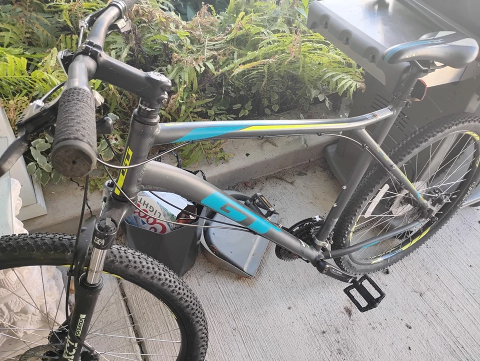 GT agresor 2021 colores neón Foto 3 de 4