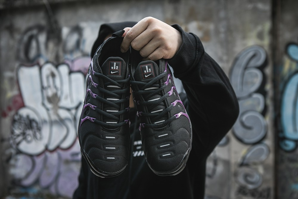 vapormax plus black purple