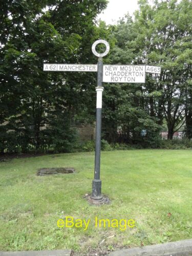 Photo 6x4 Direction Sign  Signpost on the A663 Broadway in Failsworth Lo c2019 - Foto 1 di 1