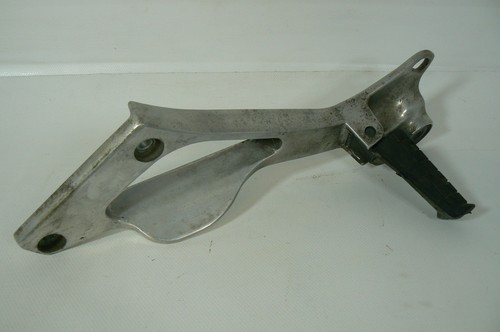 Yamaha TDM 850 3VD reposapiés copiloto izquierdo, soporte de escape, reposapiés - Imagen 1 de 2