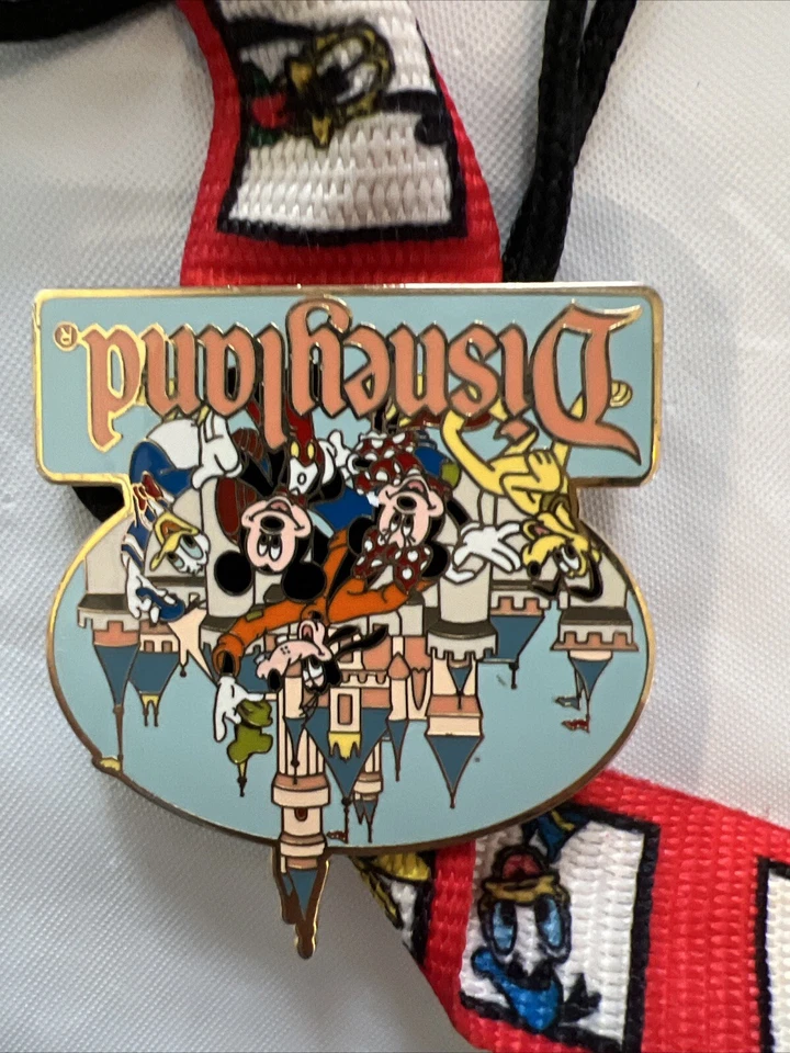 Prendedor Disney DLR Fab 5 con Castillo de la Bella Durmiente Disneyland 2006 y 7 más Foto 4 de 4