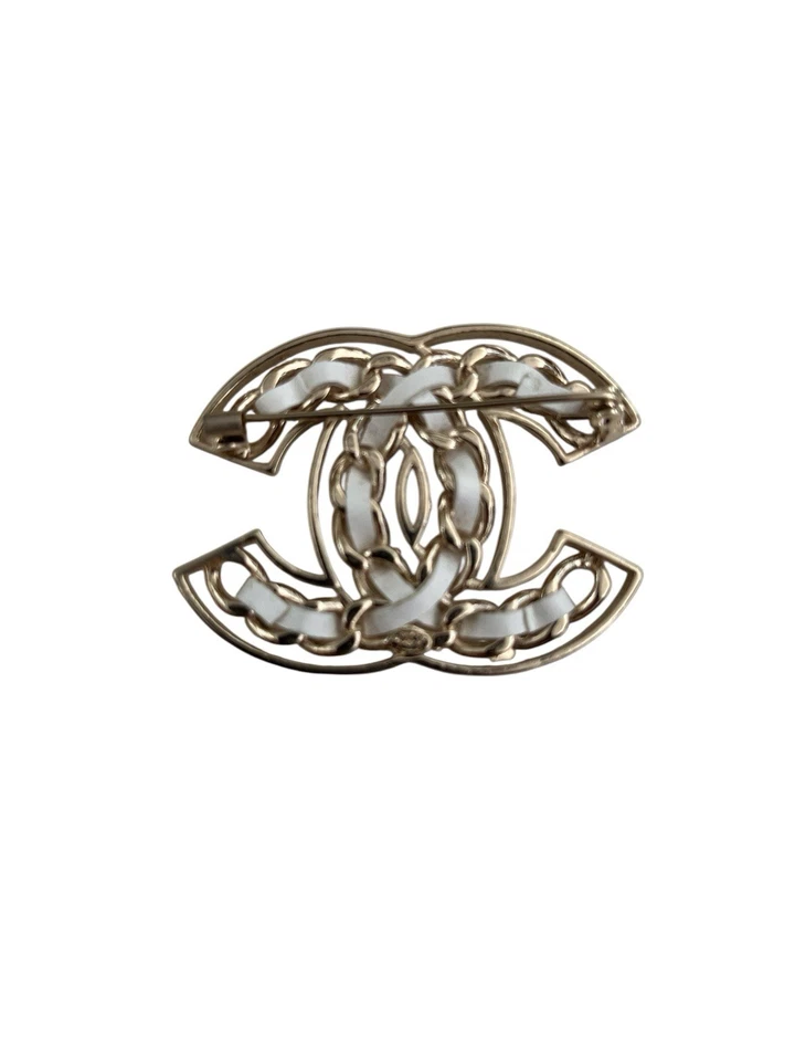 PIN BROCHE CHANEL CLÁSICO TONO DORADO GRANDE CADENA LOGOTIPO CC CUERO BLANCO Foto 3 de 3