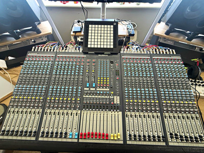 Allen & Heath GL2800 40-Channel 8-Bus Analog Console Phantom Power XLR/1/4''