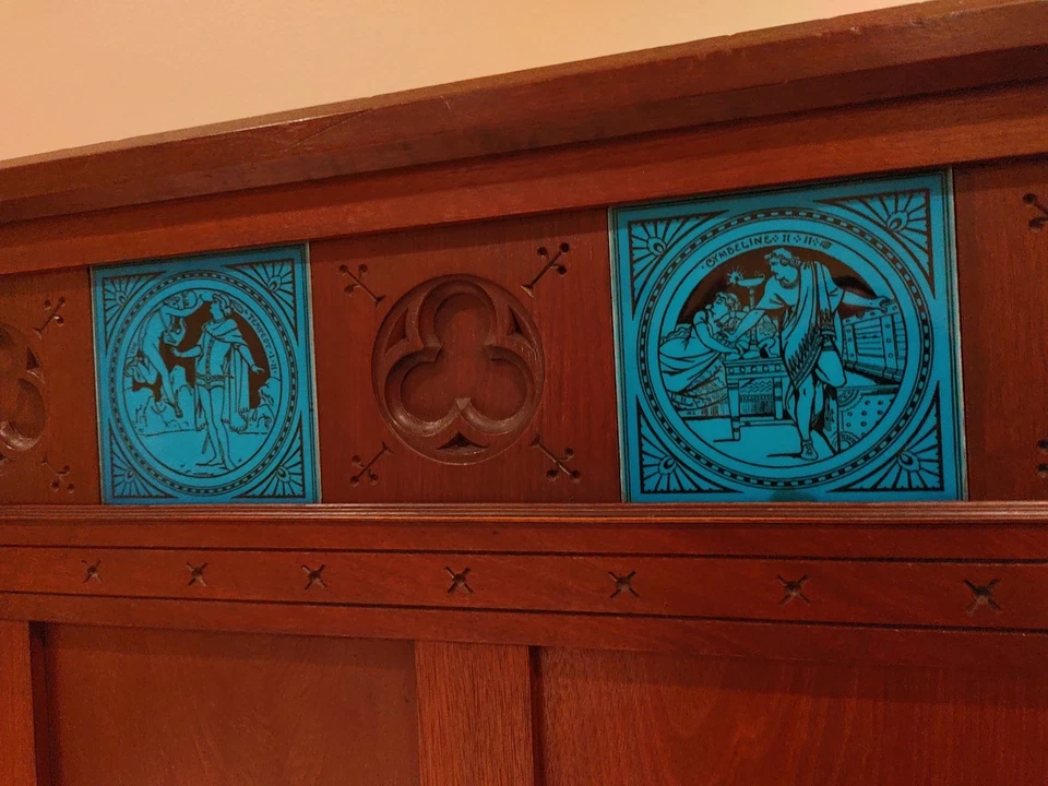 Cama estilo Kimbel and Cabus con azulejos estéticos Minton John Moyr Smith Shakespeare Foto 3 de 4