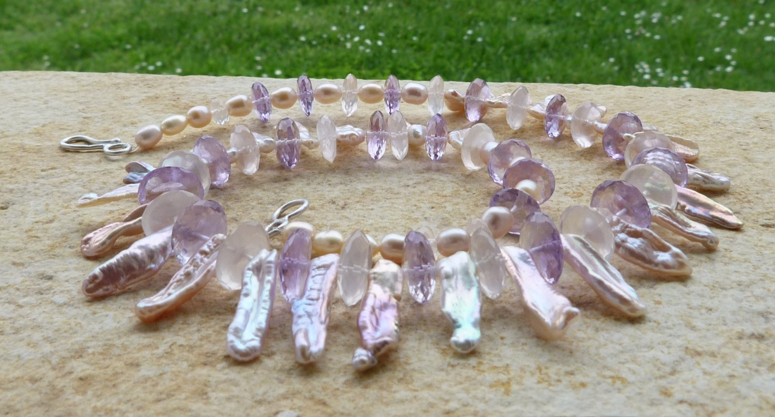 Collier en argent de luxe orné de quartz rose fin et perles keishi