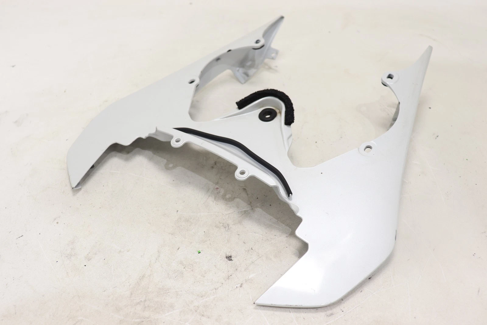 08-13 YAMAHA YZF R6 OEM WHITE CENTER REAR BACK TAIL FAIRING COWL