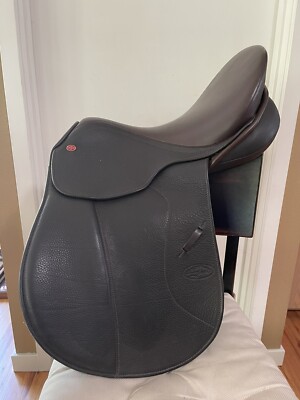 Courbette English Saddle 17.5 Two-toned Brown Leather