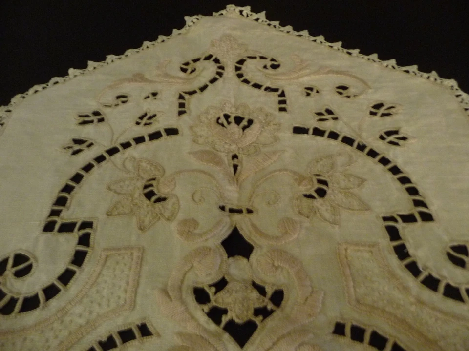 Linge ancien Chemin de Table   avec broderies de fleurs et dentelle   ( ref 34 ) - Photo 3/4
