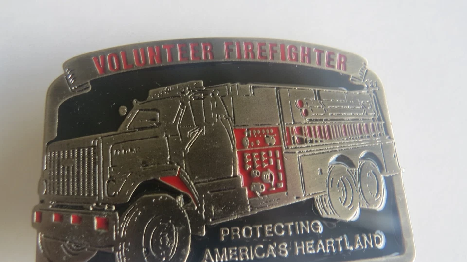VOLUNTEER 消防员皮带扣保护 Heartland 消防车 Blk 红色珐琅 — 第 4/4 张图片
