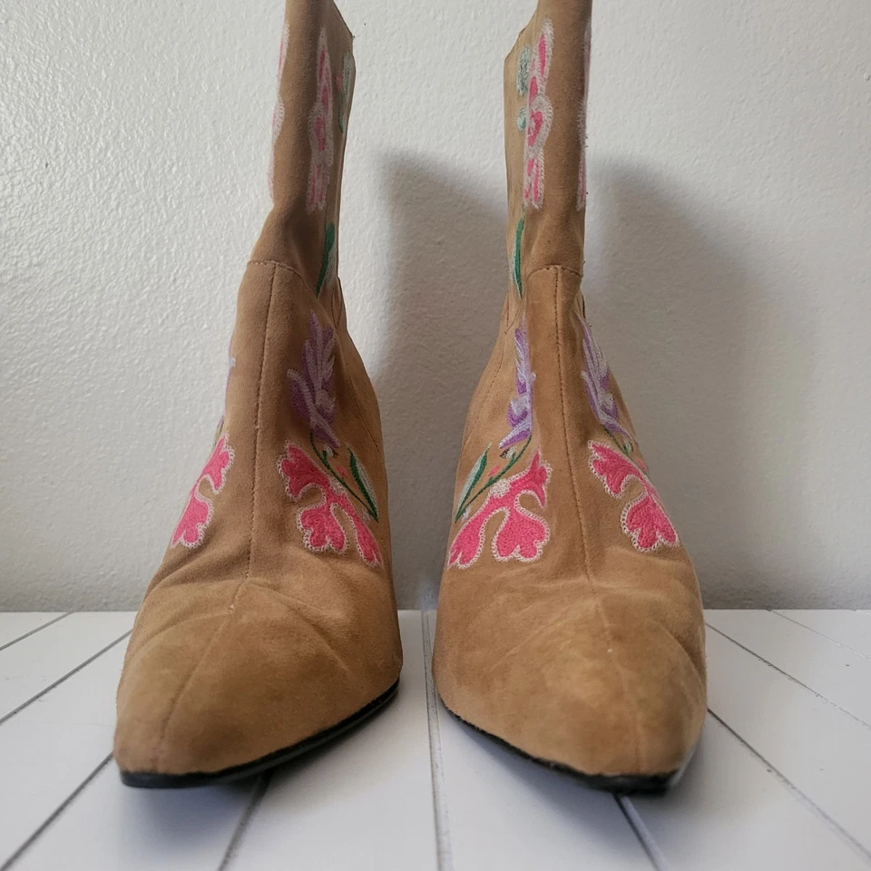 Botas de pantorrilla de tacón alto de gamuza tostada bordadas florales Y2K talla 6 1/2B Forest Fairy Foto 3 de 4