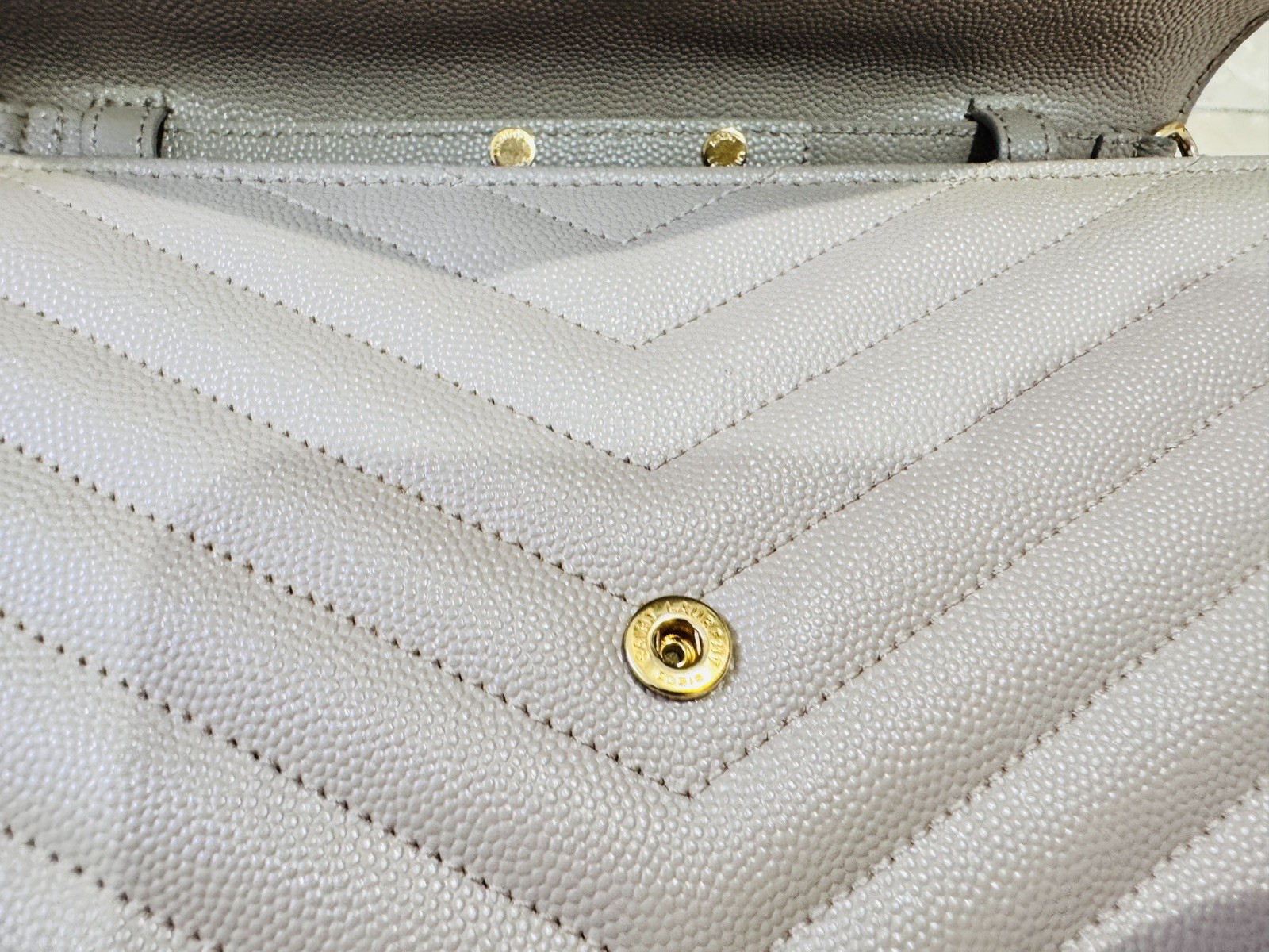 SAINT LAURENT PORTAFOGLIO YSL CLASSIC CASSANDRE CHAIN IN PELLE GRAIN DE POUDRE BEIGE SCURO