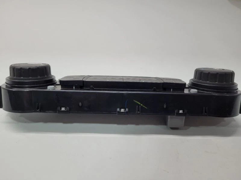 17-19 Chevrolet Silverado 1500 Control de temperatura Estilo clásico OEM Foto 2 de 4