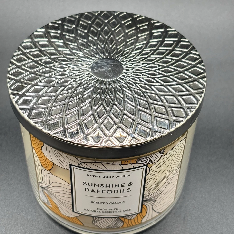 Tarro de velas de 3 mechas Bath & Body Works Sunshine And Daffodils verdes cítricos florales Foto 2 de 4