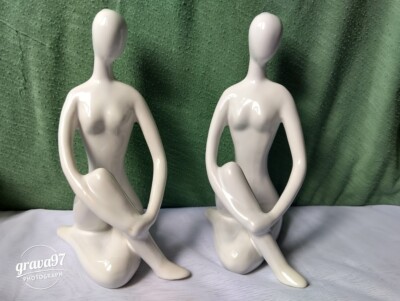 Weiße Keramik Figuren moderner Stil von nackten Frauen in bodensitzender Pose