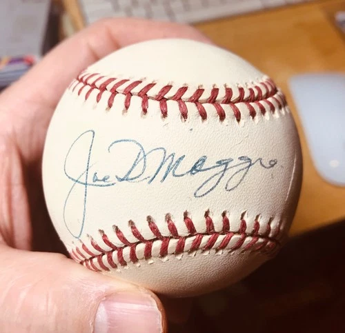 Joe DiMaggio Single Signed Budig Baseball - Beckett COA ~ clean~ Sweet spot!