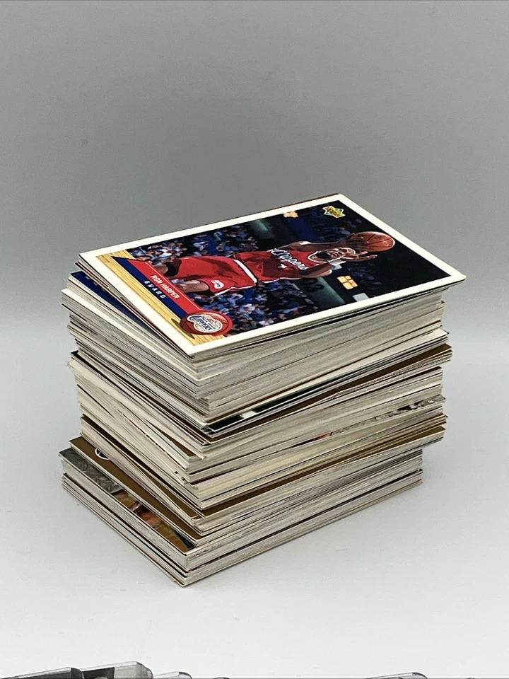 Lote de 225 tarjetas de baloncesto de la década de 1990 estrellas de la corte novatos inserciones selecciones de draft 60 en funda Foto 3 de 4