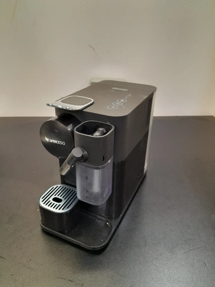 Nespresso Lattissima One, photo 2 of 5