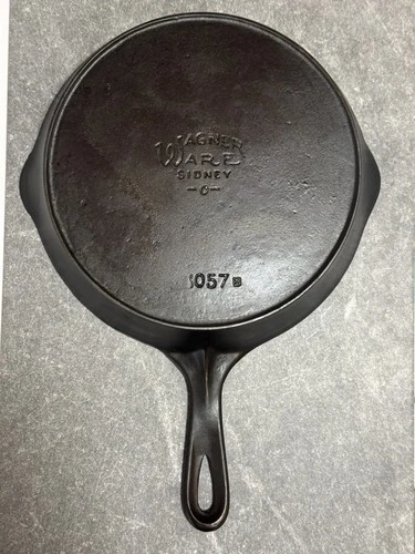 Wagner Ware Sidney -O- center logo no 7 1057 w/heat ring- 7 on handle