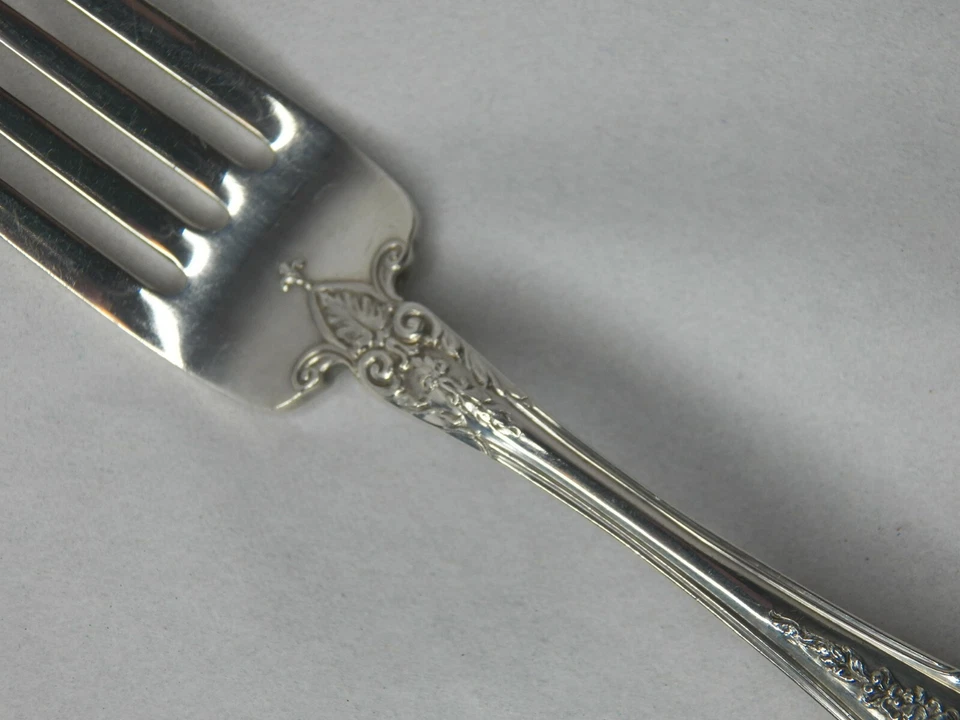 TENEDOR DE CENA TOWLE KING RICHARD PLATA ESTERLINA 7 7/8" SIN MONOGRAMA PAT. MARCA Foto 3 de 4