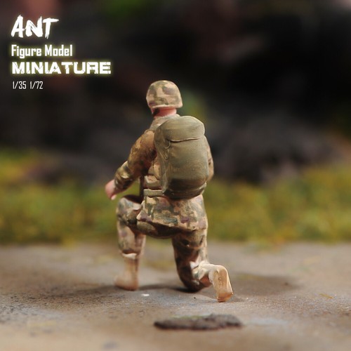 1/35 Miniature Model of Props for American Kneeling Paratrooper Scene - Picture 7 of 18