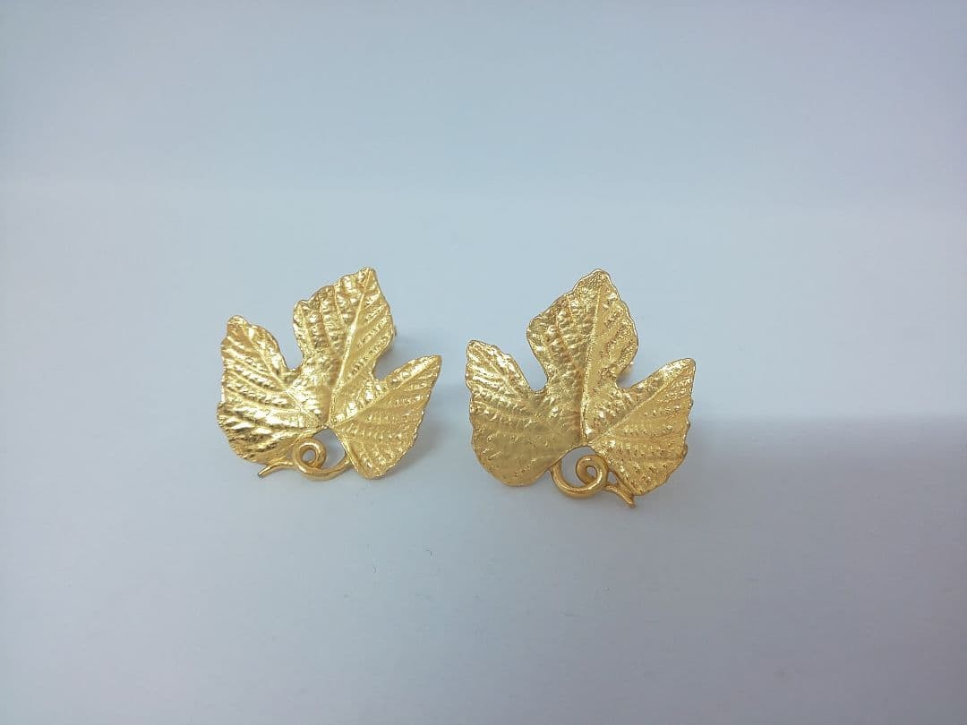 Trifari Vintage Leaf Earrings Gold Vintage Women Rare Accessory Model Limited E