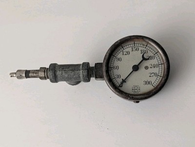 US GAUGE Co Vintage 0-300 Pressure Gauge Crescent Needle 2in Steampunk Antique