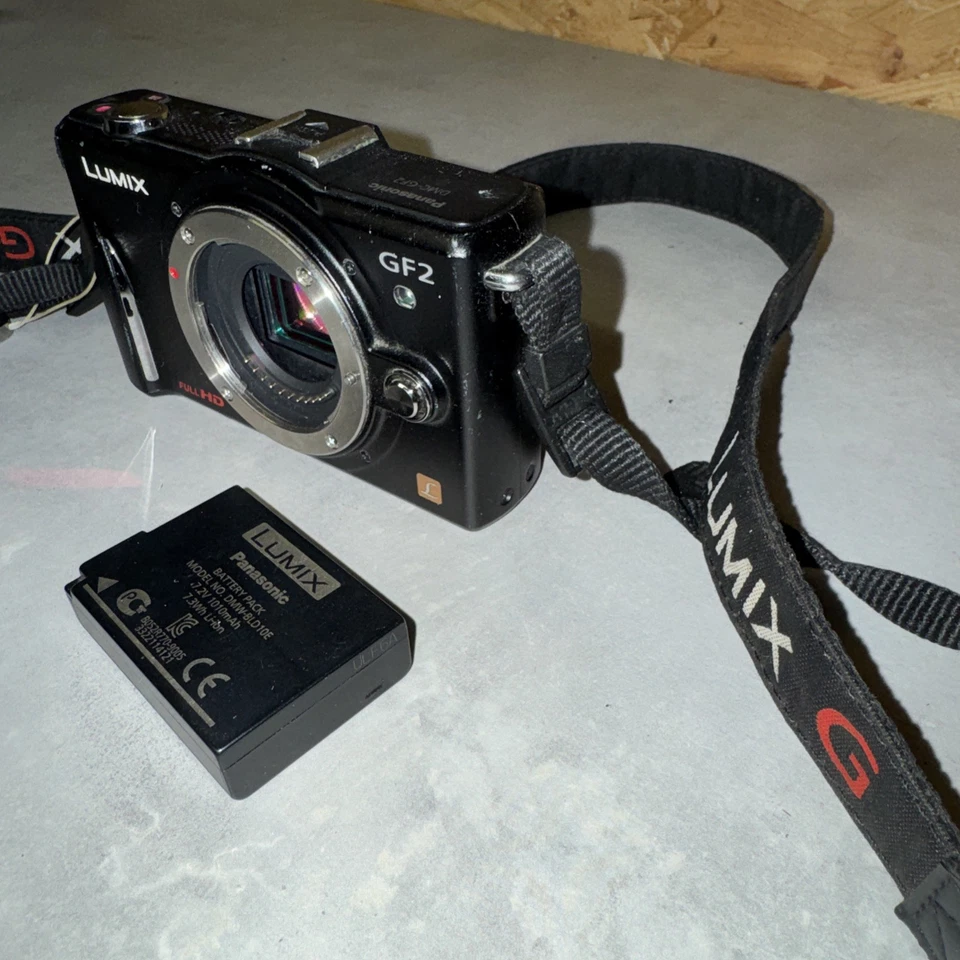 Panasonic Lumix DMC-GF2 Micro Four Thirds Mirrorless Digital Camera Body +Extras, photo 3 of 5
