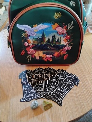 harry potter hogwarts wreath mini backpack Wizarding World Magic Purse with Allover Icon Print, 10.5 Inches, Adjustable Straps, Faux Leather : Clothing, Shoes & Jewelry Hedwig takes flight among the foliage Harry Potter Hogwarts Icons Map