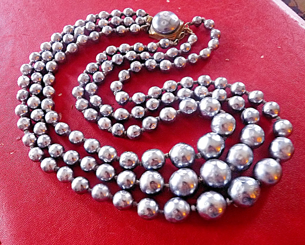 Cinq Anciens Colliers En Perles De Verre De Traite. L 15 à 45 Cm Afrique Centrale