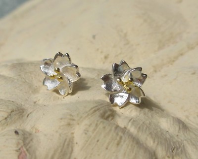 E12 Ohrstecker Ohrring Blume Sterling Silber 925 mit goldfarbenen Staubblättern