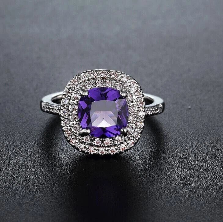 Alianza para mujer amatista púrpura simulada con cojín de 2 quilates enchapada en oro blanco de 14 quilates Foto 4 de 4