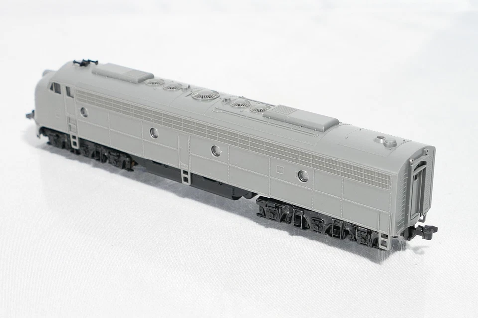 Kato 176-260 N Scale DC Diesel Locomotive Undecorated EMD E8/9A - Image 2 of 3