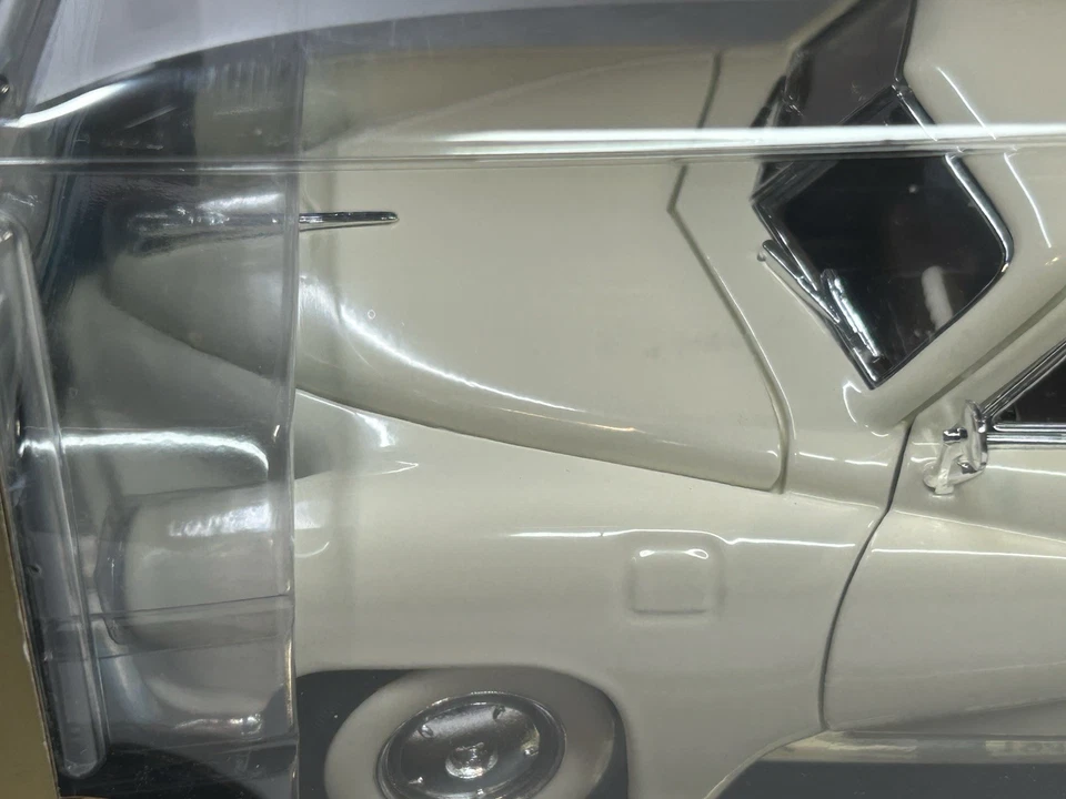 Road Legends 1948 Tucker White 1:18 Die Cast #92268 New - Image 3 of 4