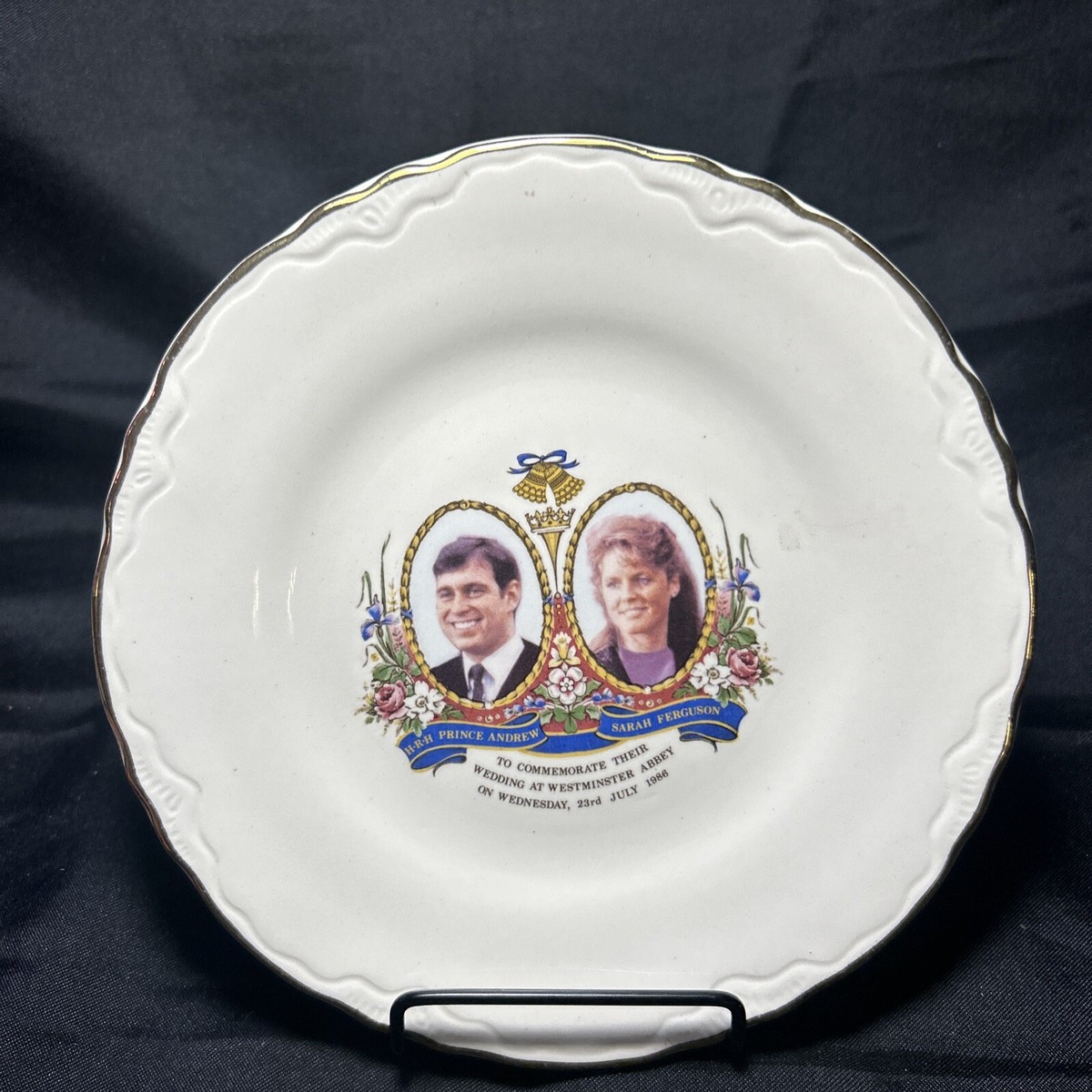 Prince Andrew & Sarah Ferguson 1986 wedding scalloped china  display picture 1