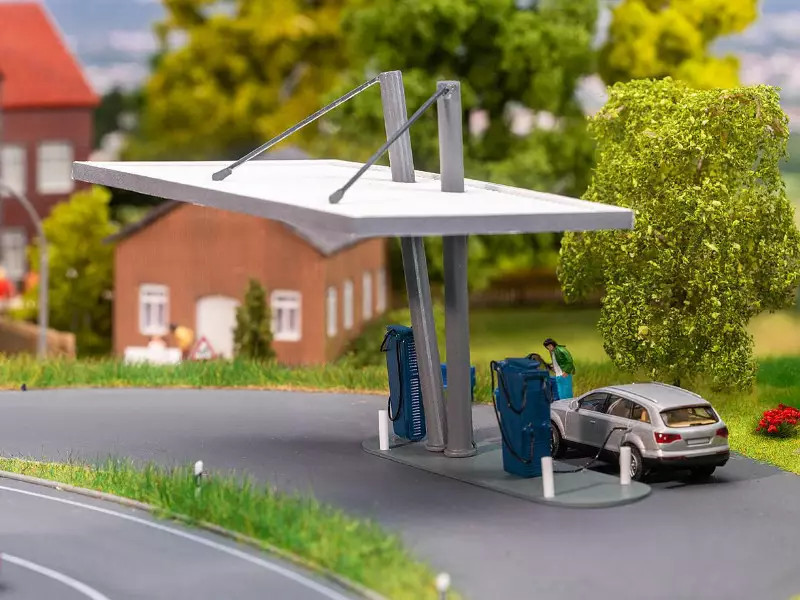 Moderniser un diorama epoque 6 avec la station de recharge electrique FALLER 130153 HO