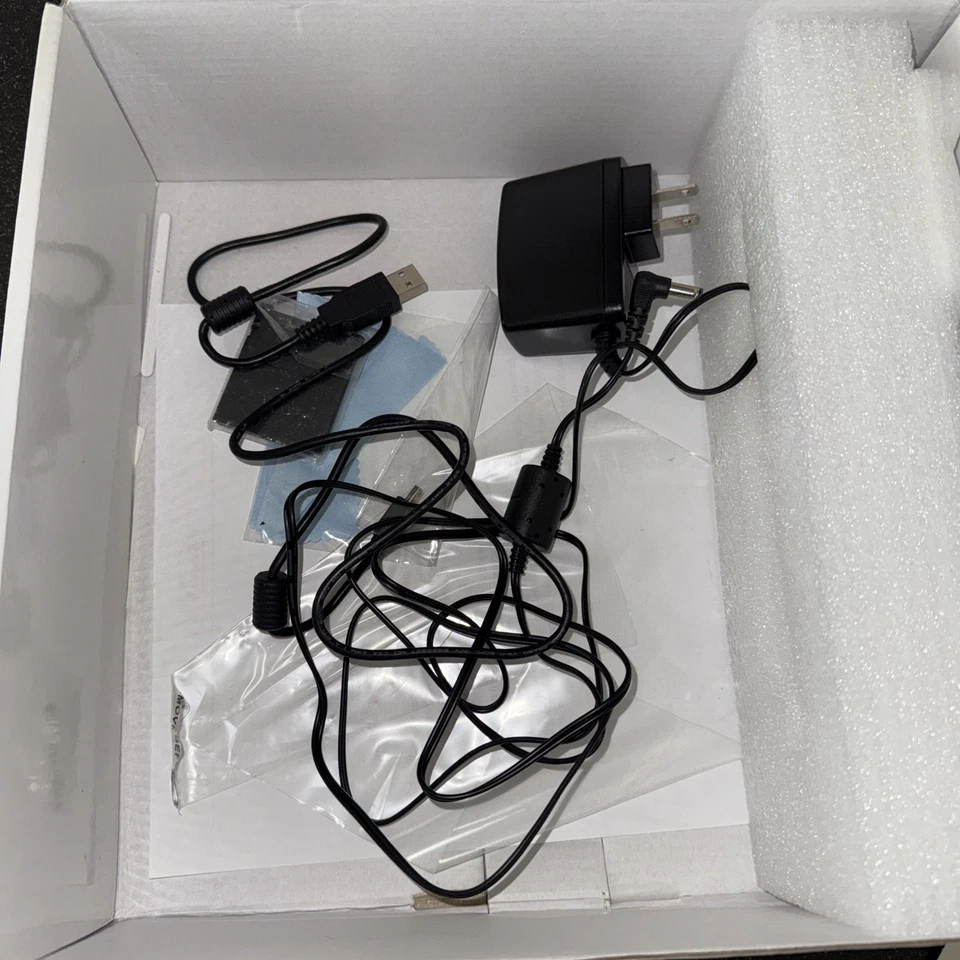 Marco de fotos digital de alta definición plateado de 7". Foto 2 de 4