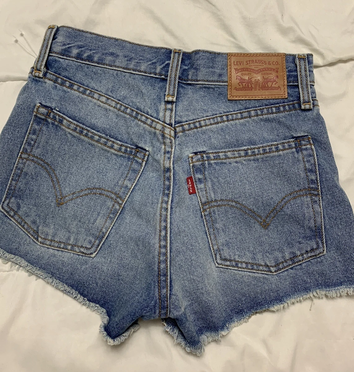 NWT Levi s Wedgie Fit Shorts Size 24 RETAIL 69.50