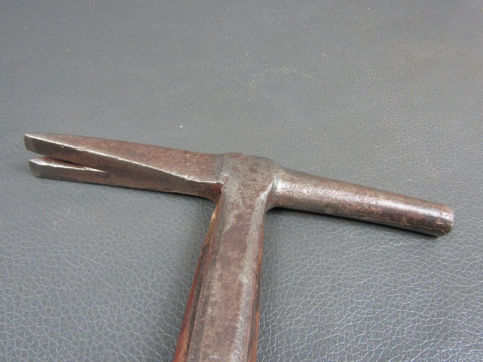 Vintage strapped tack or saddlers claw hammer old tool - Image 3 of 4