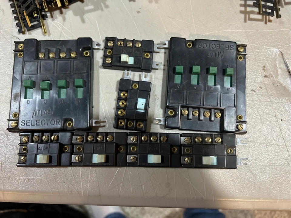 Lot of 125 Atlas Tyco Sector HO Scale Train Tracks Terminals Rerailers Switches - Image 4 of 4