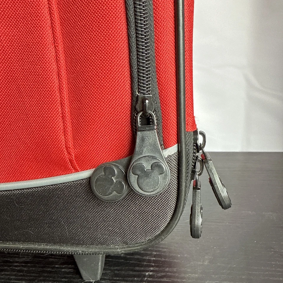 Maleta con ruedas roja Mickey Mouse bolsa para pasar la noche para niños Disneyland Disney Resorts Foto 3 de 4