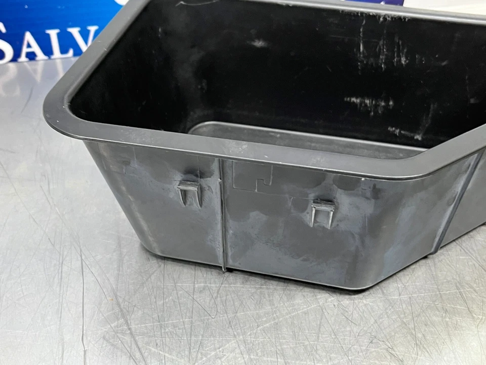 BMW 545i 2005 - E60 - bandeja de almacenamiento de maletero - esquina izquierda del conductor - 131 k Foto 2 de 4