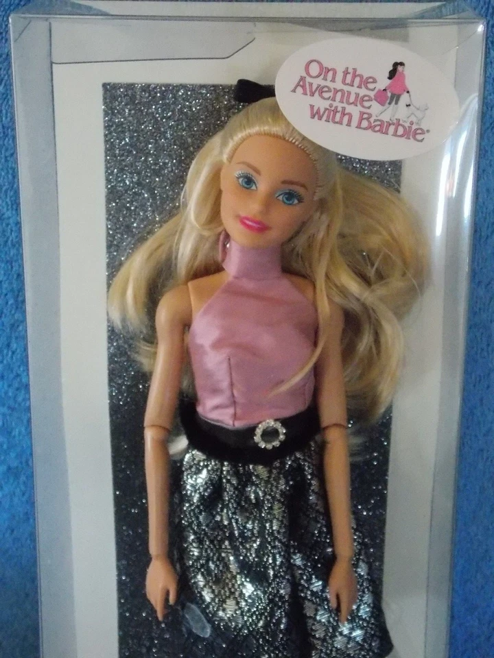 Barbie 2018 Convención Anfitrión Regalo en la Avenida con Muñeca Barbie con Caniche Perro Foto 2 de 3