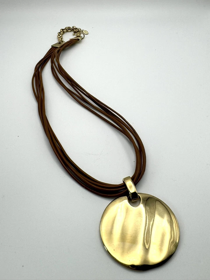 Collar Monet De Colección con Colgante Disco Dorado Moderno y Cadena de Cuero Multi Hilos Foto 2 de 4