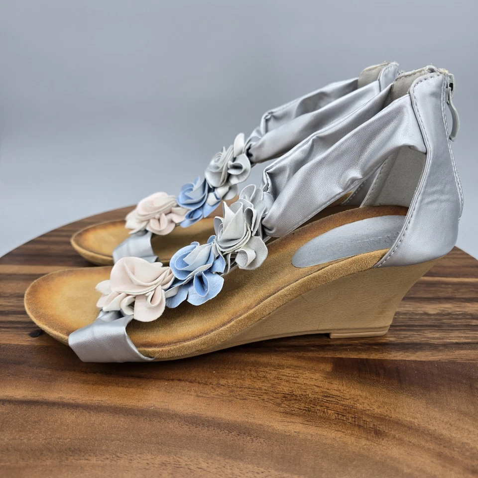 Patrizia Spring Step Shoes Womens 9 40 Silver Wedge Sandals Floral Zip Back - Image 3 of 4
