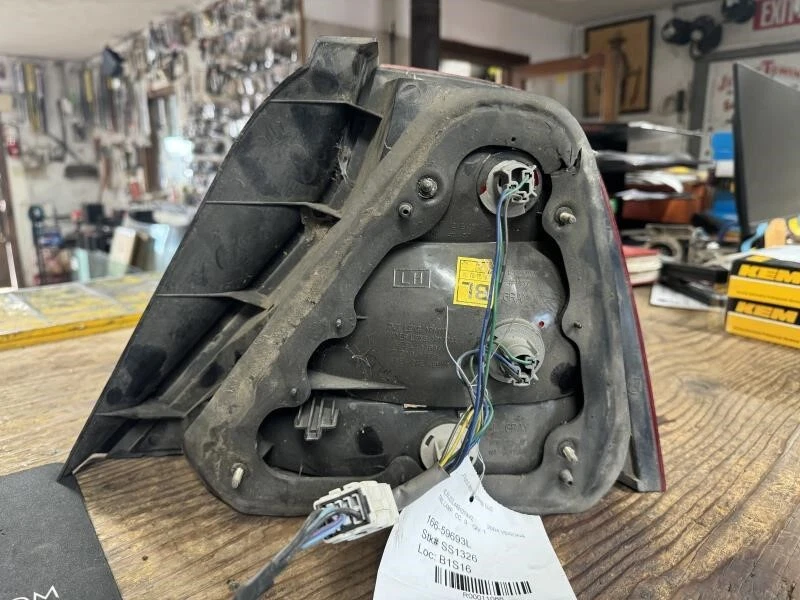 Lámpara de luz trasera izquierda conductor OEM 04-06 Suzuki Verona sedán Foto 3 de 3