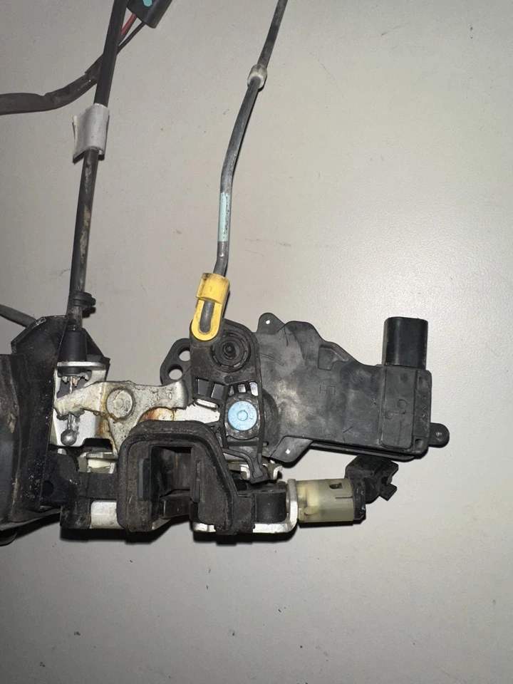 05-09 Ford Mustang Driver Cerradura Puerta Izquierda Pestillo Actuador Fabricante de Equipo Original con Cerradura Foto 3 de 4