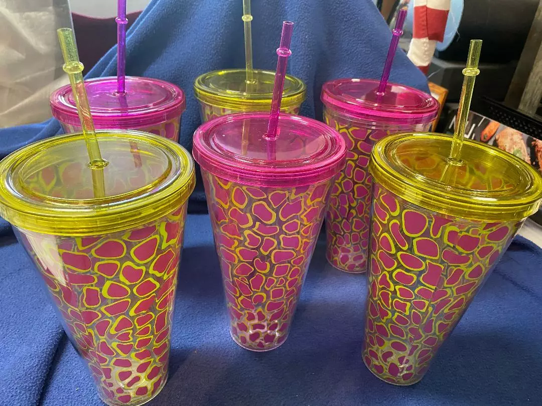 Large Plastic Cups - 6 Cups interchangeable lids Pink & Yellow w