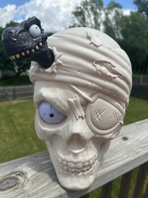 Dino Island ZURU Smashers Light and Sound Skull Talking Container Halloween