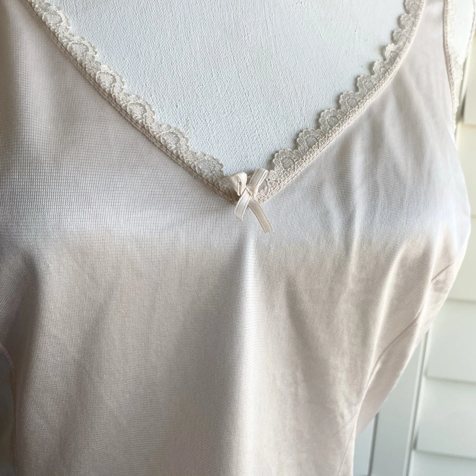 Camiseta sin mangas de colección para mujer 36 Camisola JC Penny beige encaje ribete lazo hecha en EE. UU. Foto 4 de 4